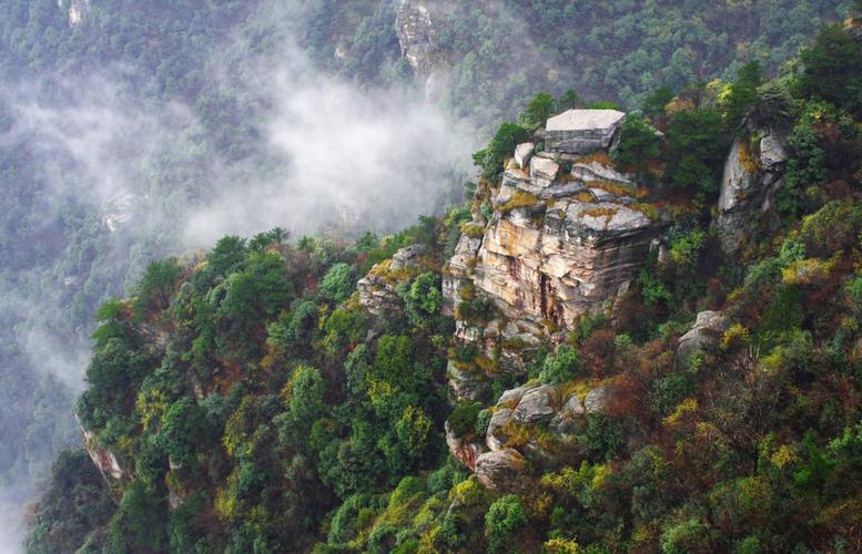 在流金岁影里,你可以重温30年前的庐山恋。+