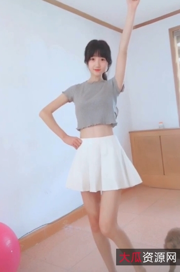 快手63万博主舞蹈系萌妹绝版合集：看完你一定会被电击，每一次都会被她的技术性技巧和呆萌可爱的样子所吸引！