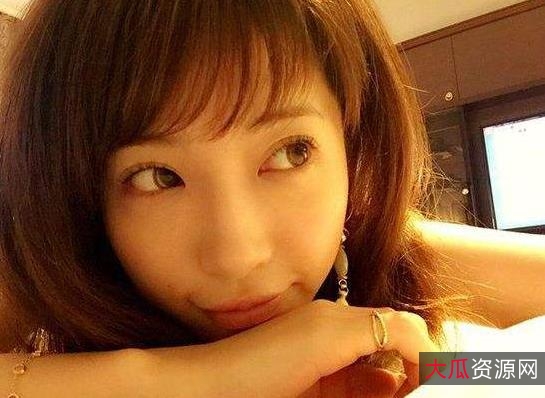 肤白貌美S级女模kyara_Sss，网装车灯下的绝美演绎，1V3.2G的神秘魅力