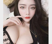 网红NIni的美丽世界：极品美女大眼博主，蕾丝低胸装，神秘而又惊艳