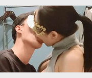 OF精选美娇妻亨利夫妇贡献：Sera的约会视频，美女身材、面具、2V1.1G绿帽奴打粑粑，探索爱情的力量。