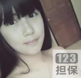 网红美女李宜辰的自拍精彩瞬间：湛蓝的海水、碧绿的海岸、清凉的白色比基尼、湖水波光粼粼，这一切尽在李宜辰的自拍中！