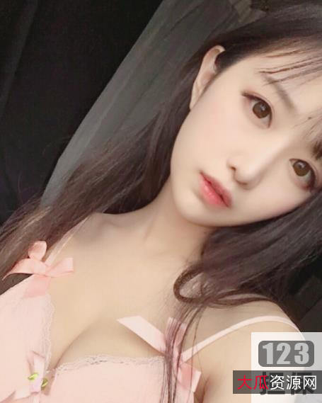 网红小鹿鹿：清纯性感的罗马尼亚公主，4K视频图集守护主播