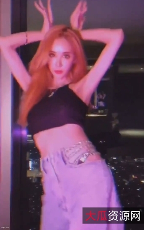 《{{网红名字}}的抖音反差婊：190部精选视频，让你感受精彩的视觉盛宴》