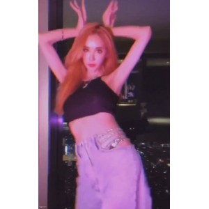 《{{网红名字}}的抖音反差婊：190部精选视频，让你感受精彩的视觉盛宴》