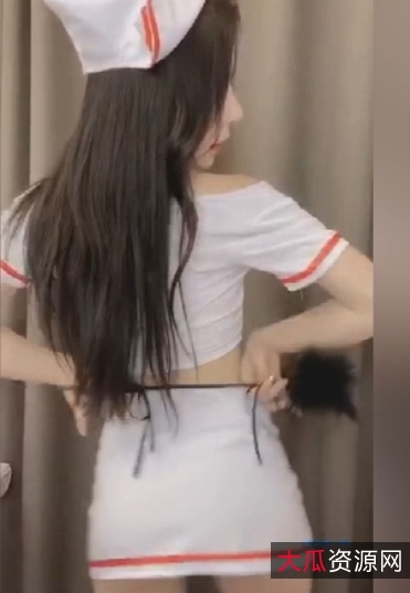 网红主播小韩雪发布最新作品：海浪拍打的梦幻世界