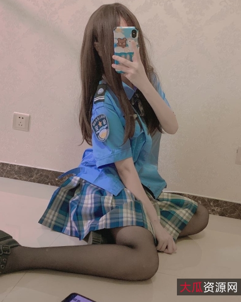 《新晋超人气网红新人王：服装诱惑精选美女的最新完整合集22V-370M》