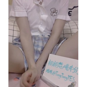 《推特桐桐想喝牛奶：苗条粉嫩的妹子致敬极品》