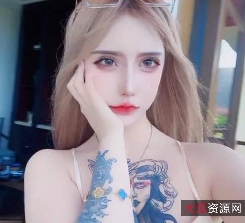 抖音网红金伊娜的吃瓜视频:COS女神秀发碧绿,1V42M浏览量,骗取30W的钱