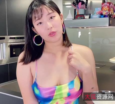 《留学生欧祖儿：P站社保姬在欧美审美中的颜值身材丰满风格，穿高跟鞋长裙在厨房和男同学1V373M激烈战斗！》