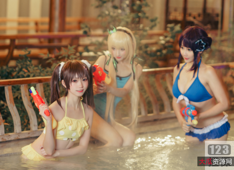 《三色绘恋：二次元美少女在温泉池里卖萌撒娇》