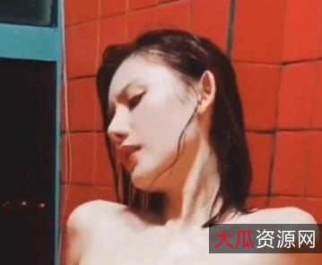 精选超人气名模阿朱，公交车摄影师拍摄的三个胖子围着她转，100V1.3G海鲜馒头女神！