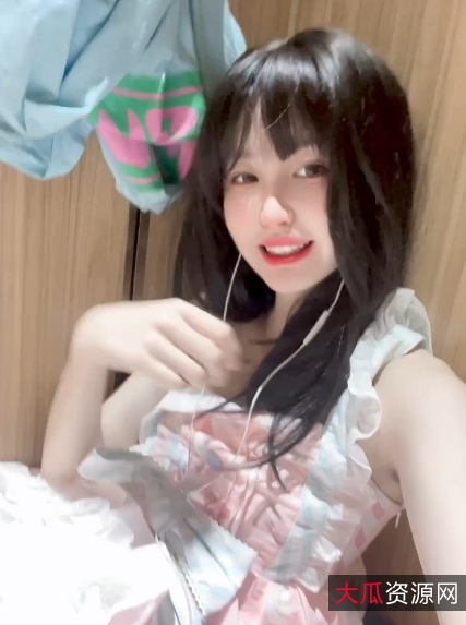 反差婊比心陪玩：小雪25V+9.8G资源合集百度盘下载