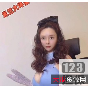 米兰大坏蛋风格服装：微博网红自拍潮流，蜂腰翘臀玉兔造型，小姐姐丰满视频爆红。