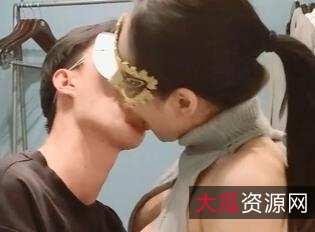 OF精选亨利夫妇贡献Sera：单男打粑粑，绿帽奴2V1.1G，美女身材五官面具拍摄