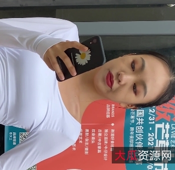 粉色紧身皮裤长腿翘臀美女视频