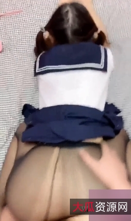 精选美臀小女友的服装打粑粑视频