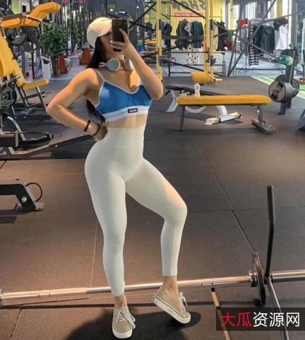 健身尤物展示：小姐姐的完美身材一览无余