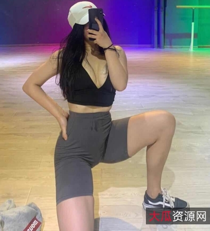 健身尤物展示：小姐姐的完美身材一览无余