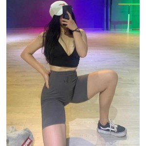 健身尤物展示：小姐姐的完美身材一览无余