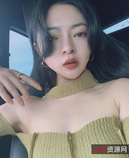 健身尤物展示：小姐姐的完美身材一览无余