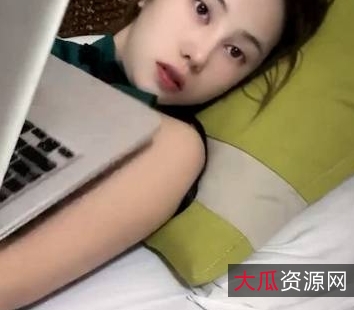 放飞自我，美女主播床上直播湿了，表情十分诱惑1V133M