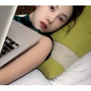 放飞自我，美女主播床上直播湿了，表情十分诱惑1V133M