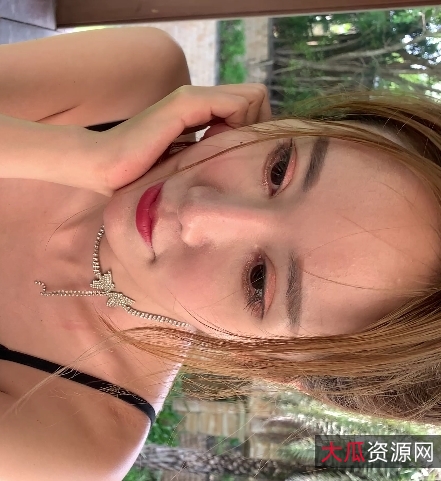 视频吊带低车灯大奶紧身牛仔裤长腿美女
