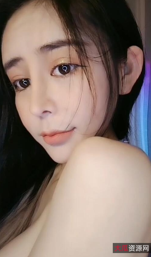 夏娃主播馨空乘福利视频：某处美精选汁水丰盈夏娃主播馨空乘在WX上发布的福利视频展示了令人惊艳的某处，美丽而精选，汁水丰盈。粉丝期待已久，赶快下载观看吧！