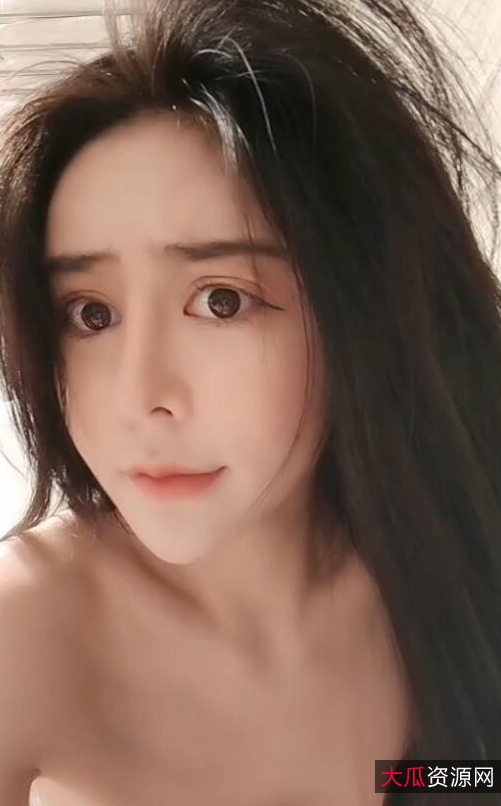 夏娃主播馨空乘福利视频：某处美精选汁水丰盈夏娃主播馨空乘在WX上发布的福利视频展示了令人惊艳的某处，美丽而精选，汁水丰盈。粉丝期待已久，赶快下载观看吧！