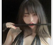 推特网红恐龙小宝贝：颜值身材纹身大胆展现