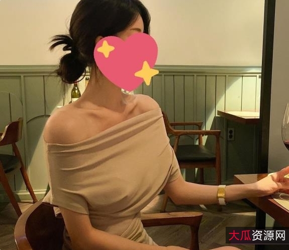 奇妙独家：某航空推38万粉Ashley日常私拍