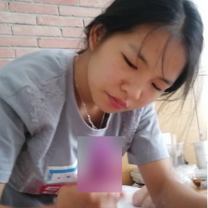 酒店约会的00后学妹穿着白丝袜足，与91大神jinx进行1v+3.41g的活动，百度盘有相关资源。