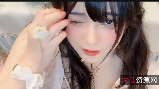 presentsamixofperformances,self-portraits,andpurehigh-definitionfootage,showcasingherbeautyandtalent.Don'tmissoutonthisunforgettablebirthdaycelebration!(视频大小/数量:高清，多个视频)