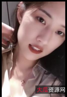 飞机群夫妻自拍视频：甜蜜互动，感受时代之爱