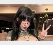 Bigcatmia：纹身辣妹自拍图集短视频，G奶魅力无限