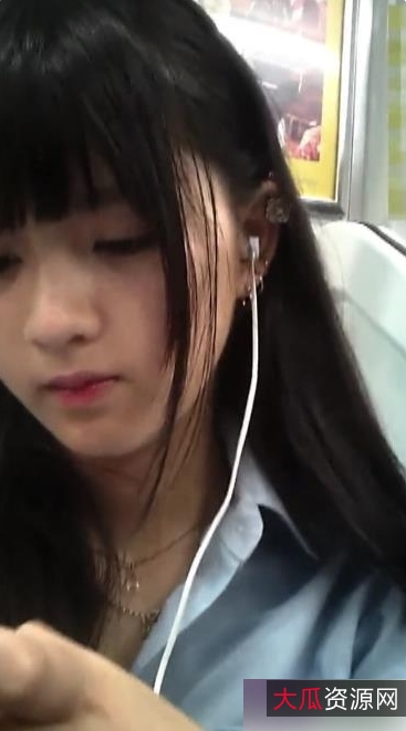 街拍小姐姐在地铁上展现仙颜，作品惊艳