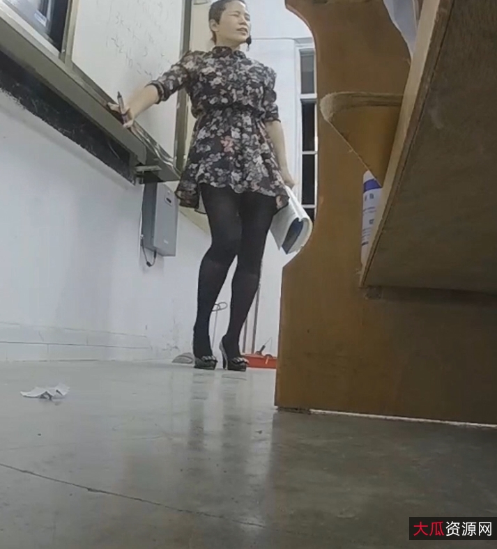 女老师上课脱鞋视角露脚片段28G打包百度盘