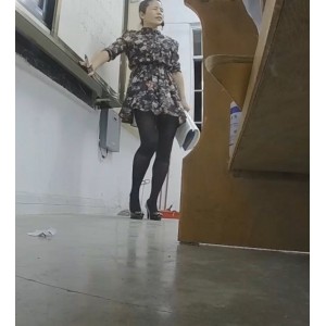 女老师上课脱鞋视角露脚片段28G打包百度盘