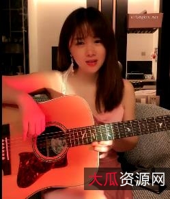 鲍鲍：音乐才女网红，吉他自拍视频心疼观看下载