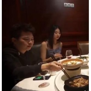 自拍人Q：四部大合集，1.8G视频，连载作品，换旗叫好兄弟观战，自拍天花板，大制作，冠名91，好评如潮！