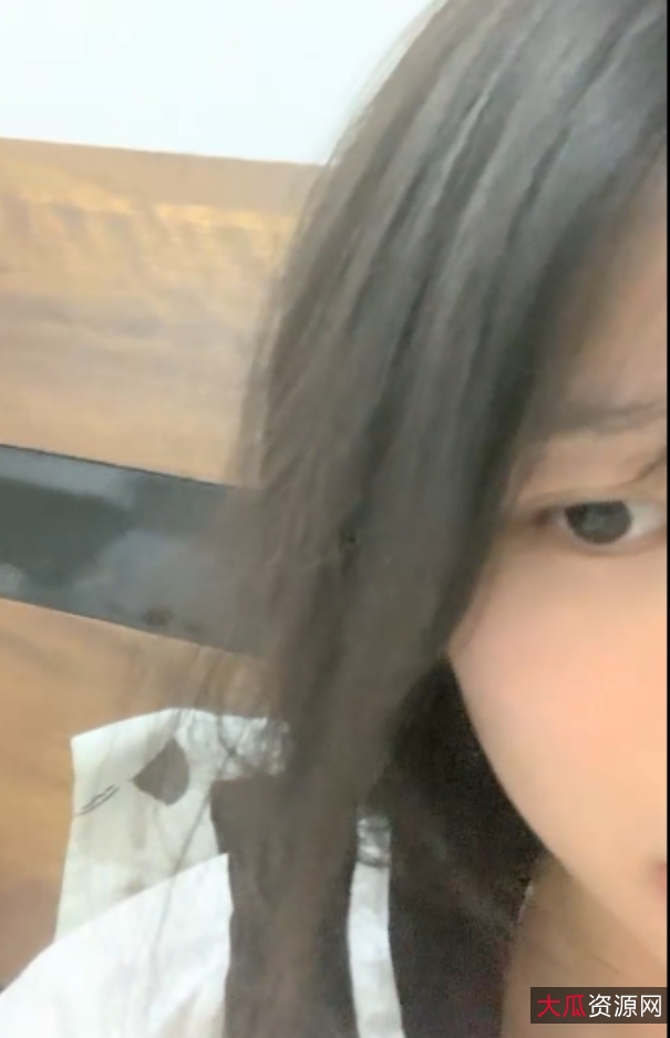 咕噜熊：性感大长腿密码房视频，漏点剪辑收费，身材令人着迷