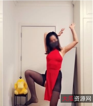 抖音人气女神诗宝最新果舞视频展示，舞姿婀娜动人