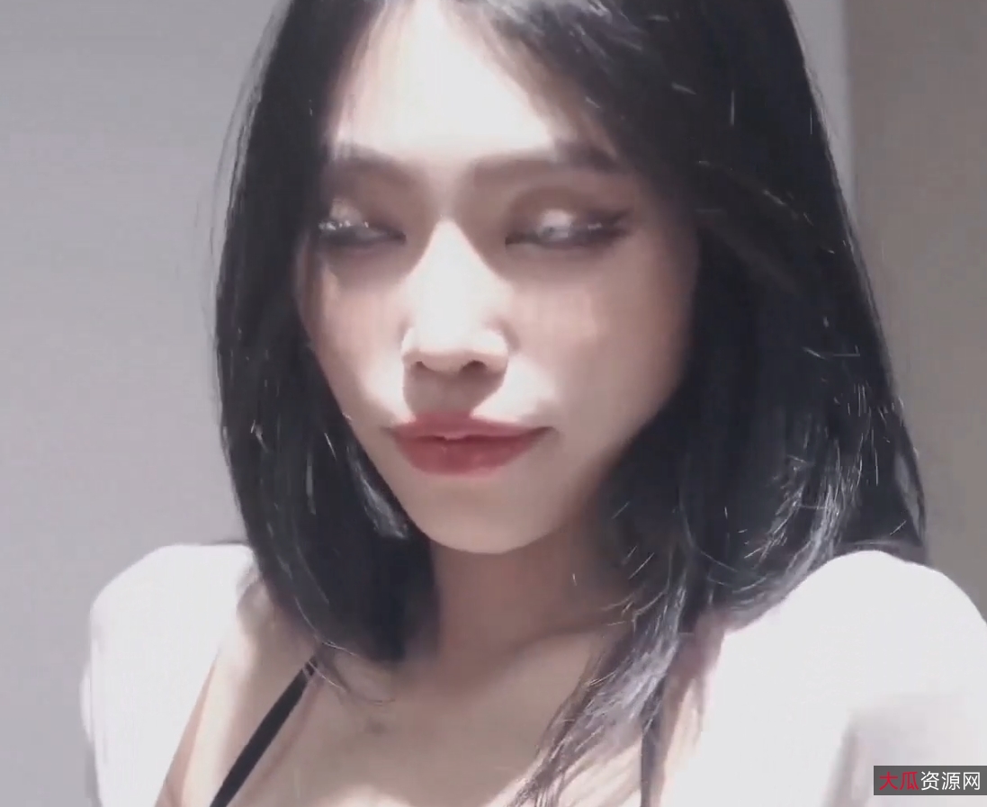 漂亮美女牛仔裤开破洞大物件无屏障进入花解压密码压缩文件1v+541m