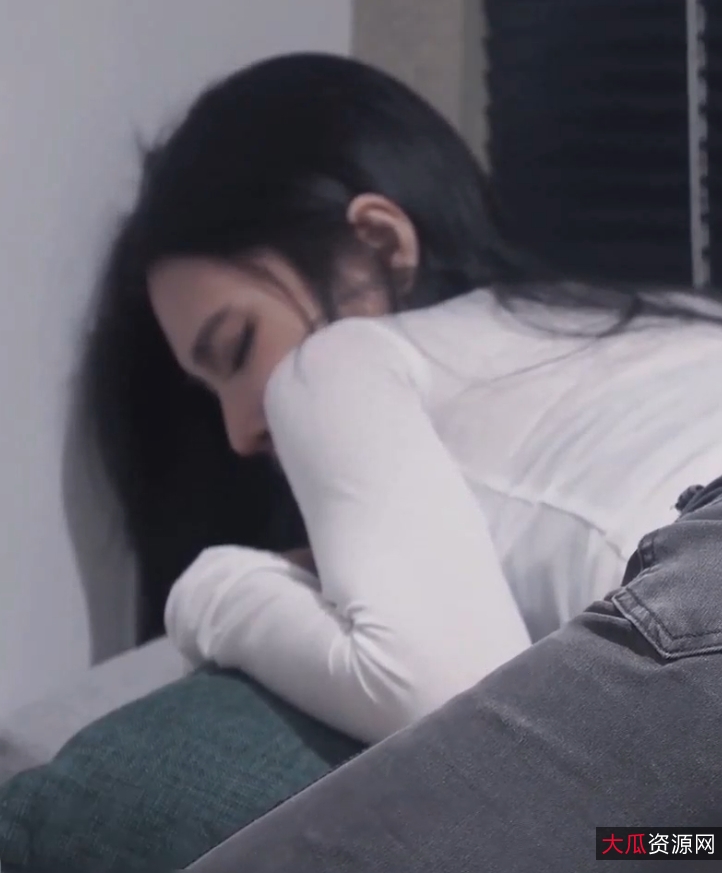 漂亮美女牛仔裤开破洞大物件无屏障进入花解压密码压缩文件1v+541m