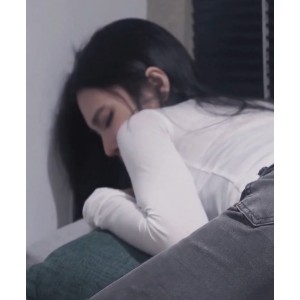 漂亮美女牛仔裤开破洞大物件无屏障进入花解压密码压缩文件1v+541m