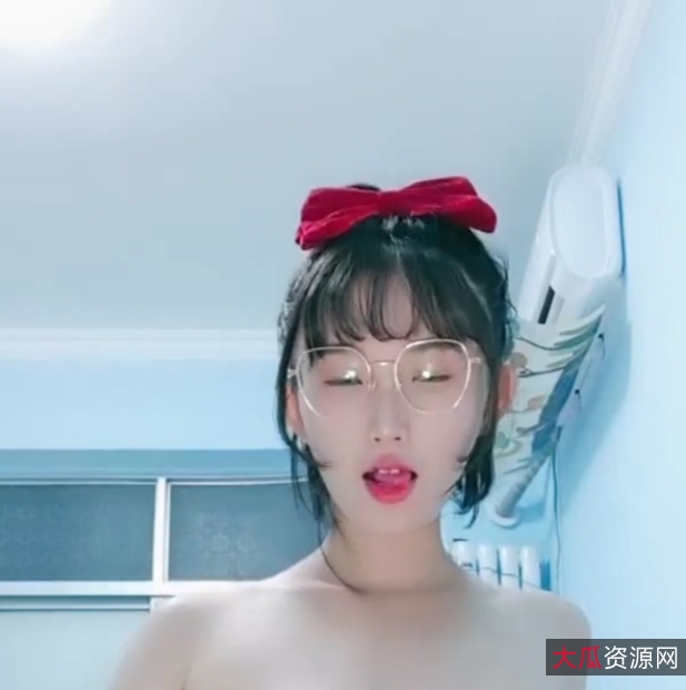 小九玥：年轻小美女放飞自我，诱惑装扮视频4.4g