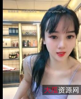 《烟酒老板娘~羊羊》4V-2.9G超火自拍视频，颜值身材展柜商品一应俱全，老板娘神秘迷人，快来下载观看吧！