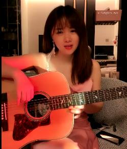 网红音乐才女鲍鲍自拍吉他视频，粉丝心疼帮助观看