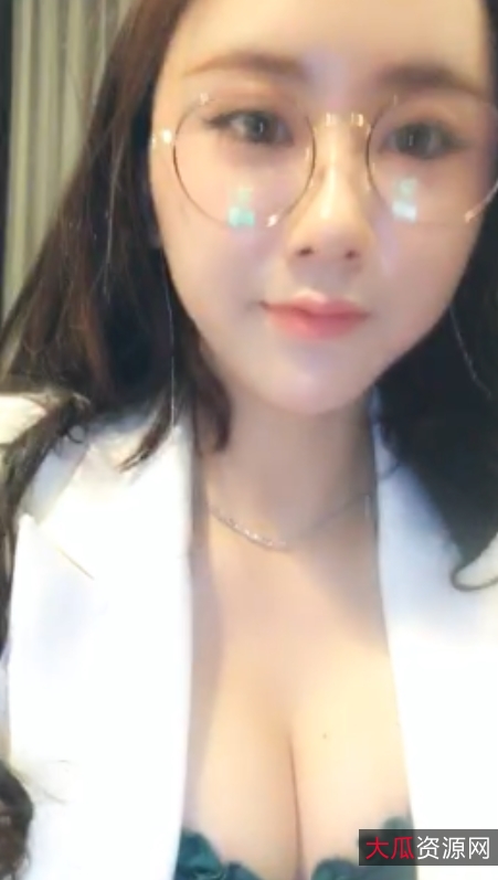 根据您提供的内容，为该商品取一个```markdown[自行打包]易直播2018大合集收藏脚露脸丝袜聊天第一视角92V42.73G[92V+42G][百度盘]```这个标题包含了关键信息和视频大小/数量，并且经过润色，使其更具吸引力。